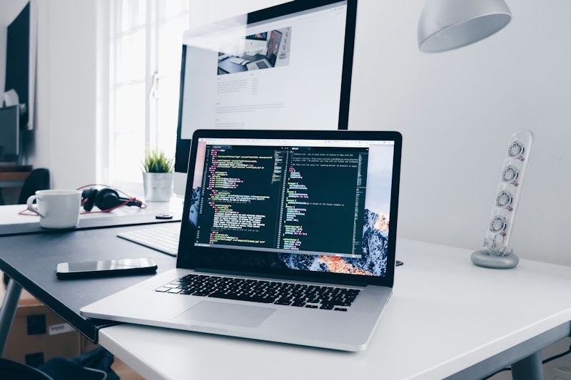 Modernes Webdesign am Laptop