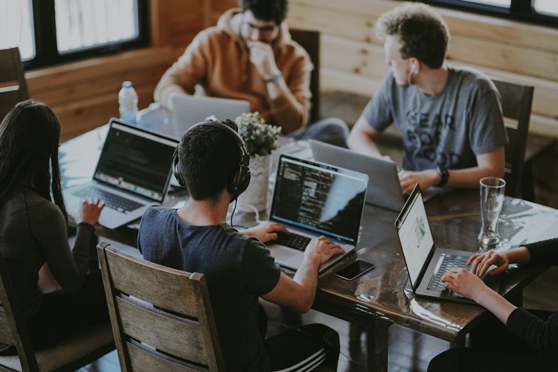 Team bei der Projektarbeit
